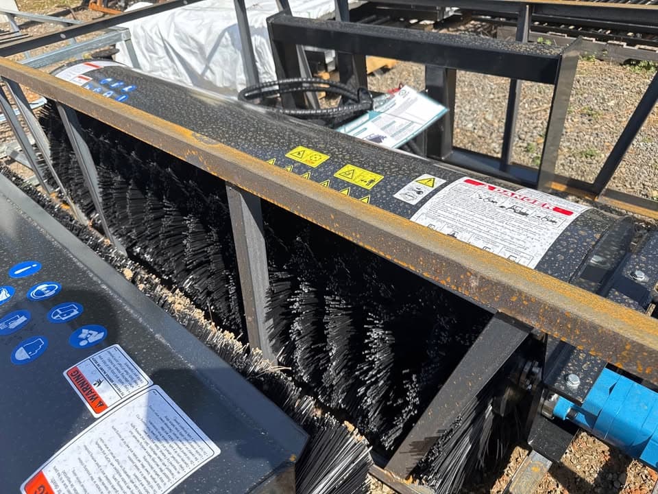 AGT 72" Heavy Duty hydraulic broom sweeper - image 1